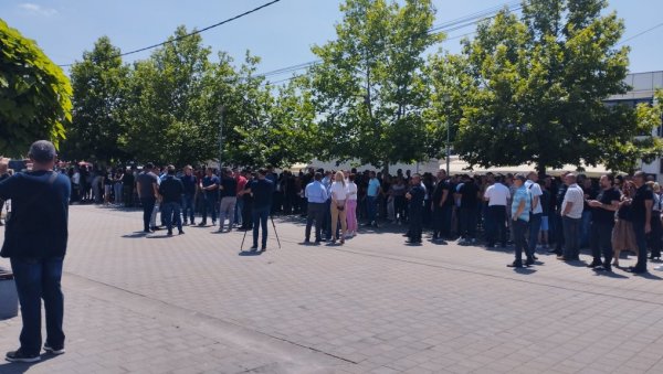 ПРОТЕСТ ЗБОГ ХАПШЕЊА ДРАГИШЕ МИЛЕНКОВИЋА: Блокиран пут Грачаница–Гњилане, полиција покушала да уклони народ ПРОТЕСТ ЗБОГ ХАПШЕЊА ДРАГИШЕ МИЛЕНКОВИЋА: Блокиран пут Грачаница–Гњилане, полиција покушала да уклони народ