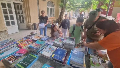 SAJAM POLOVNIH UDŽBENIKA SUTRA U VRŠCU: Dom vojske otvoren od 11 do 13 časova SAJAM POLOVNIH UDŽBENIKA SUTRA U VRŠCU: Dom vojske otvoren od 11 do 13 časova