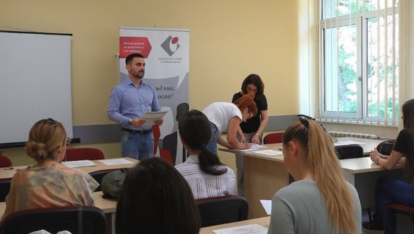 КУРСЕВИМА ДО ПОСЛА: Чак 94 незапослених у Суботици прошло обуке за дигитални маркетинг и књиговодство КУРСЕВИМА ДО ПОСЛА: Чак 94 незапослених у Суботици прошло обуке за дигитални маркетинг и књиговодство