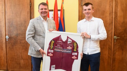 PRVI SRBIN KOJI JE ZAVRŠIO GRAND TUR: Prijem za biciklističkog asa Veljka Stojnića PRVI SRBIN KOJI JE ZAVRŠIO GRAND TUR: Prijem za biciklističkog asa Veljka Stojnića