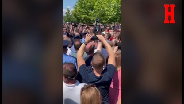 АЛБАНАЦ КОЛИМА УЛЕТЕО У ОКУПЉЕНЕ СРБЕ У ГРАЧАНИЦИ: Хитна одвезла повређеног грађанина (ВИДЕО) АЛБАНАЦ КОЛИМА УЛЕТЕО У ОКУПЉЕНЕ СРБЕ У ГРАЧАНИЦИ: Хитна одвезла повређеног грађанина (ВИДЕО)