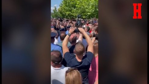 ALBANAC KOLIMA ULETEO U OKUPLJENE SRBE U GRAČANICI: Hitna odvezla povređenog građanina (VIDEO) ALBANAC KOLIMA ULETEO U OKUPLJENE SRBE U GRAČANICI: Hitna odvezla povređenog građanina (VIDEO)