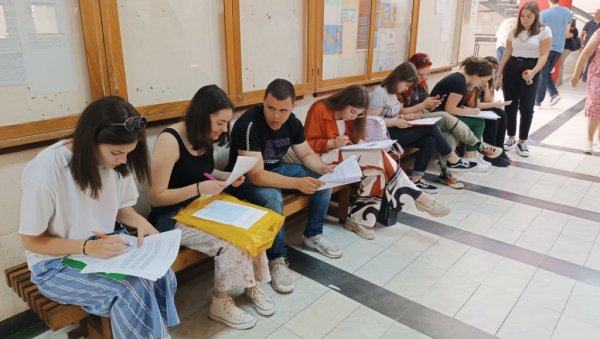 ПРАКСА НА 900 МЕСТА: Шанса за студенте пет државних универзитета ПРАКСА НА 900 МЕСТА: Шанса за студенте пет државних универзитета