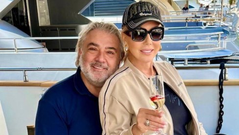 LJUBAV POKAZALI SVIMA: Lepa Brena i Boba Živojinović uživaju na jahti (FOTO) LJUBAV POKAZALI SVIMA: Lepa Brena i Boba Živojinović uživaju na jahti (FOTO)