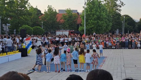 IZ VRTIĆA U NOVI ŽIVOT: Budući osnovci ispunili Trg slobode u Nikšiću