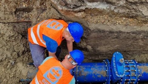 HAVARIJA U ZRENJANINU: ZBog sanacije kanalizacione mreže zatvoren za saobraćaj Žuti most HAVARIJA U ZRENJANINU: ZBog sanacije kanalizacione mreže zatvoren za saobraćaj Žuti most