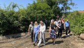НАЈАВИЛА ПОМОЋ У РОБИ ИЛИ НОВЦУ: Танасковићева обишла пољопривреднике у Брусу и Трстенику НАЈАВИЛА ПОМОЋ У РОБИ ИЛИ НОВЦУ: Танасковићева обишла пољопривреднике у Брусу и Трстенику