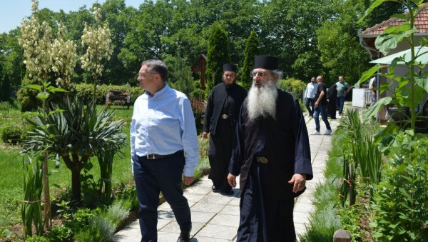 УЗ НАРОД И СПЦ: Општина Свилајнац помаже манастирима (ФОТО) УЗ НАРОД И СПЦ: Општина Свилајнац помаже манастирима (ФОТО)