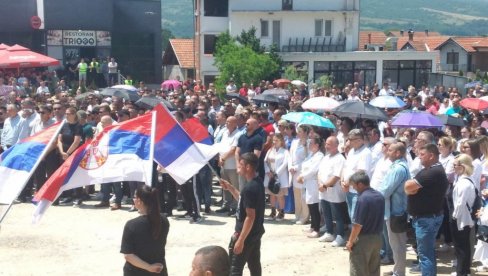 SRBI JAČI OD KURTIJEVE SABOTAŽE: Veliki broj ljudi na skupu u Ranilugu - podrška uhapšenoj braći (FOTO) SRBI JAČI OD KURTIJEVE SABOTAŽE: Veliki broj ljudi na skupu u Ranilugu - podrška uhapšenoj braći (FOTO)