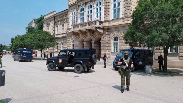 ПРВИ ПУТ ПРЕД СУДОМ: Све спремно да се у судници сутра по први пут појави масовни убица из малог Орашја и Дубоне ПРВИ ПУТ ПРЕД СУДОМ: Све спремно да се у судници сутра по први пут појави масовни убица из малог Орашја и Дубоне