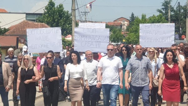 ПРОТЕСТ СРБА ЗБОГ ЈУЧЕРАШЊЕГ ХАПШЕЊА ДРАГИШЕ МИЛЕНКОВИЋА: Више хиљада Срба у Грачаници (ФОТО, ВИДЕО) ПРОТЕСТ СРБА ЗБОГ ЈУЧЕРАШЊЕГ ХАПШЕЊА ДРАГИШЕ МИЛЕНКОВИЋА: Више хиљада Срба у Грачаници (ФОТО, ВИДЕО)