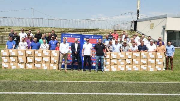 СВЕЧАНО НА ЧИКА ДАЧИ : Више од 2000 клубова добило донацију ФСС, вредна оперма и клубовима са територије ФС Крагујевца (ВИДЕО) СВЕЧАНО НА ЧИКА ДАЧИ : Више од 2000 клубова добило донацију ФСС, вредна оперма и клубовима са територије ФС Крагујевца (ВИДЕО)