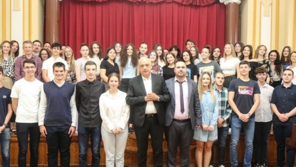 ВЕЧЕ ШАМПИОНА: Суботичка Гимназија организовала пријем за 40 најуспешнијих ђака ВЕЧЕ ШАМПИОНА: Суботичка Гимназија организовала пријем за 40 најуспешнијих ђака