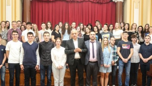 ВЕЧЕ ШАМПИОНА: Суботичка Гимназија организовала пријем за 40 најуспешнијих ђака ВЕЧЕ ШАМПИОНА: Суботичка Гимназија организовала пријем за 40 најуспешнијих ђака