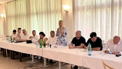МИНИСТАРКА ТАНАСКОВИЋ У ИВАЊИЦИ: Настављамо преговоре са примарним произвођачима малине МИНИСТАРКА ТАНАСКОВИЋ У ИВАЊИЦИ: Настављамо преговоре са примарним произвођачима малине
