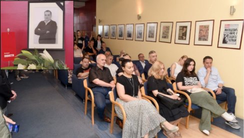ČOVEK IZA KOGA JE OSTAO TRAG: Večernje novosti su se na komemoraciji oprostile od kolege Arsenija Šoškića ČOVEK IZA KOGA JE OSTAO TRAG: Večernje novosti su se na komemoraciji oprostile od kolege Arsenija Šoškića