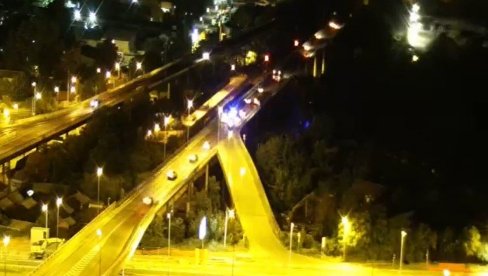 AUTOMOBIL VISI SA MOSTA: Saobraćajna nesreća u smeru ka Pančevu AUTOMOBIL VISI SA MOSTA: Saobraćajna nesreća u smeru ka Pančevu