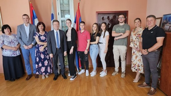 ЂАЦИМА ГЕНЕРАЦИЈЕ ИВАНИ И РАЈИ ПО 300 КМ: Традиционални пријем за матуранте у Угљевику ЂАЦИМА ГЕНЕРАЦИЈЕ ИВАНИ И РАЈИ ПО 300 КМ: Традиционални пријем за матуранте у Угљевику