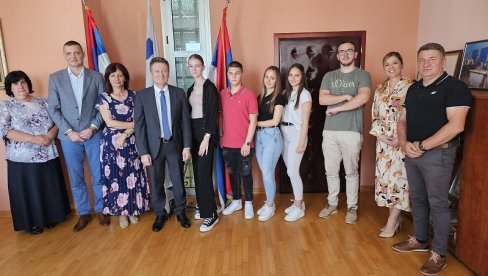ЂАЦИМА ГЕНЕРАЦИЈЕ ИВАНИ И РАЈИ ПО 300 КМ: Традиционални пријем за матуранте у Угљевику ЂАЦИМА ГЕНЕРАЦИЈЕ ИВАНИ И РАЈИ ПО 300 КМ: Традиционални пријем за матуранте у Угљевику