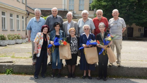 ПРЕПОЗНАЈУ СЕ ПО ОСМЕСИМА: Генерација ученика неготинске Гимназије из 1958. прославила је 65 година матуре ПРЕПОЗНАЈУ СЕ ПО ОСМЕСИМА: Генерација ученика неготинске Гимназије из 1958. прославила је 65 година матуре