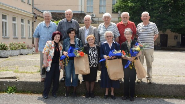 ПРЕПОЗНАЈУ СЕ ПО ОСМЕСИМА: Генерација ученика неготинске Гимназије из 1958. прославила је 65 година матуре