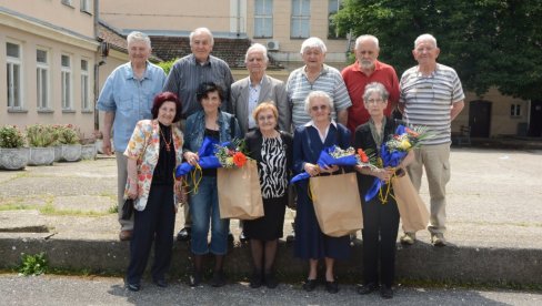 PREPOZNAJU SE PO OSMESIMA: Generacija učenika negotinske Gimnazije iz 1958. proslavila je 65 godina mature