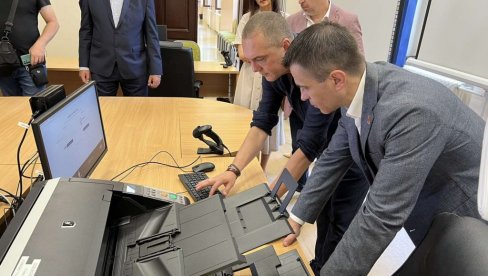 TREĆI TEST NAJLAKŠI: Milićević posetio đake u Kragujevcu TREĆI TEST NAJLAKŠI: Milićević posetio đake u Kragujevcu