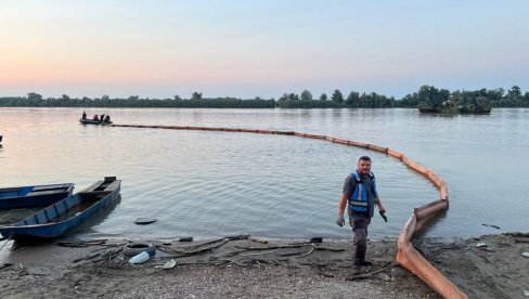 KAPETANU BUGARSKOG BRODA ODREĐEN PRITVOR DO 30 DANA: Saslušan sa posadom u Tužilaštvu u Bačkoj Palanci zbog izlivanja nafte u Dunav KAPETANU BUGARSKOG BRODA ODREĐEN PRITVOR DO 30 DANA: Saslušan sa posadom u Tužilaštvu u Bačkoj Palanci zbog izlivanja nafte u Dunav