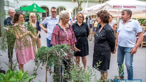 NAGRADU ZA NAJLEPŠE DVORIŠTE: Pobednica zbog unuka nagradu poklonila vrtiću