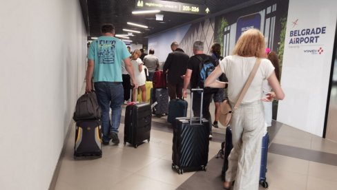 ZATVOREN AERODROM U BEOGRADU: Preventivno aktivirane boce za gašenje požara na letu za Krakov