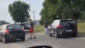 STAKLO I DELOVI RASUTI PO PUTU: Sudar tri automobila kod Mladenovca (VIDEO) STAKLO I DELOVI RASUTI PO PUTU: Sudar tri automobila kod Mladenovca (VIDEO)