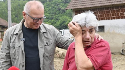 ВЕСИЋ У ДРАГОШЕВЦУ: Министар грађевинарства са мештанима јагодинског села које је највише страдало у поплавама (ФОТО) ВЕСИЋ У ДРАГОШЕВЦУ: Министар грађевинарства са мештанима јагодинског села које је највише страдало у поплавама (ФОТО)