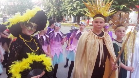 ДЕЧЈИ КАРНЕВАЛ ОДУШЕВИО БЕЛОЦРКВАНЕ: Главном улицом прошетале мажореткиње, гејше, пчелице, распевана шума… (ФОТО) ДЕЧЈИ КАРНЕВАЛ ОДУШЕВИО БЕЛОЦРКВАНЕ: Главном улицом прошетале мажореткиње, гејше, пчелице, распевана шума… (ФОТО)