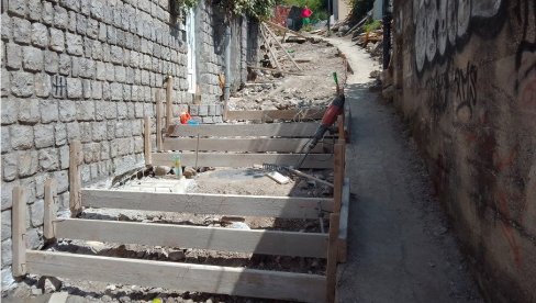 OPASNO STEPENIŠTE U CENTRU HERCEG NOVOG: Rekonstrukcija kasni, građani negoduju (FOTO) OPASNO STEPENIŠTE U CENTRU HERCEG NOVOG: Rekonstrukcija kasni, građani negoduju (FOTO)