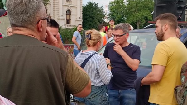 ВУЧИЋ О ИЗЈАВИ ЋУТЕ ДА ХОЋЕ ДА ГА РУШИ СА МИЛИОН ТУРАКА: Човек је само био мртав пијан, има и горих од њега ВУЧИЋ О ИЗЈАВИ ЋУТЕ ДА ХОЋЕ ДА ГА РУШИ СА МИЛИОН ТУРАКА: Човек је само био мртав пијан, има и горих од њега