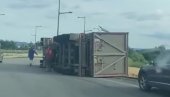 КАМИОН ПРОБИО ЗАШТИТНУ ОГРАДУ: Саобраћајна несрећа код Новог Сада (ВИДЕО) КАМИОН ПРОБИО ЗАШТИТНУ ОГРАДУ: Саобраћајна несрећа код Новог Сада (ВИДЕО)