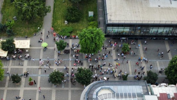 ПОЛИТИЧКИ ПРОТЕСТ У ШАПЦУ: Слика говори више од хиљаду речи - мали број окупљених, забележене ружне сцене (ФОТО)