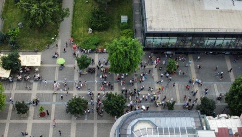 POLITIČKI PROTEST U ŠAPCU: Slika govori više od hiljadu reči - mali broj okupljenih, zabeležene ružne scene (FOTO)