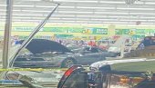 NESVAKIDAŠNJI INCIDENT: Žena skupocenim automobilom uletela u sred supermarketa NESVAKIDAŠNJI INCIDENT: Žena skupocenim automobilom uletela u sred supermarketa