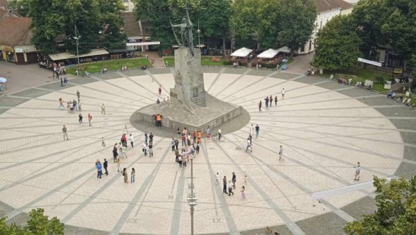ПОЛИТИЧКИ ПРОТЕСТ У КРАЉЕВУ: Мали број окупљених - слика говори све ПОЛИТИЧКИ ПРОТЕСТ У КРАЉЕВУ: Мали број окупљених - слика говори све