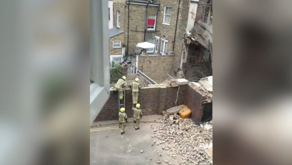 КАТАСТРОФА У ЛОНДОНУ: Срушила се зграда, ватрогасци евакуисали становнике и претраживали рушевине (ФОТО/ВИДЕО) КАТАСТРОФА У ЛОНДОНУ: Срушила се зграда, ватрогасци евакуисали становнике и претраживали рушевине (ФОТО/ВИДЕО)