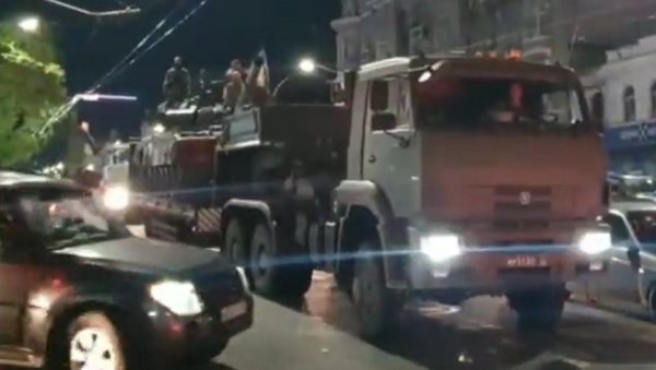 ПОЈАВИО СЕ СНИМАК ПРИГОЖИНА ДОК ОДЛАЗИ: Подвио реп и напустио војно седиште у Ростову (ВИДЕО) ПОЈАВИО СЕ СНИМАК ПРИГОЖИНА ДОК ОДЛАЗИ: Подвио реп и напустио војно седиште у Ростову (ВИДЕО)