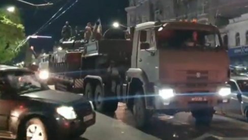 POJAVIO SE SNIMAK PRIGOŽINA DOK ODLAZI: Podvio rep i napustio vojno sedište u Rostovu (VIDEO) POJAVIO SE SNIMAK PRIGOŽINA DOK ODLAZI: Podvio rep i napustio vojno sedište u Rostovu (VIDEO)