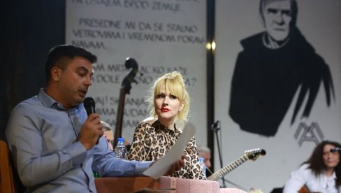 MIKIN PUTOKAZ ZA SANJARE I OBLAKE: U Mokrinu održan 38. memorijal posvećen omiljenom pesniku Miroslavu Antiću MIKIN PUTOKAZ ZA SANJARE I OBLAKE: U Mokrinu održan 38. memorijal posvećen omiljenom pesniku Miroslavu Antiću
