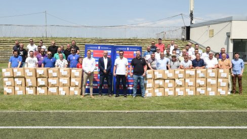 SVEČANO NA STADIONU ČIKA DAČA U KRAGUJEVCU: Donacija FSS za više od 2.000 klubova (FOTO) SVEČANO NA STADIONU ČIKA DAČA U KRAGUJEVCU: Donacija FSS za više od 2.000 klubova (FOTO)