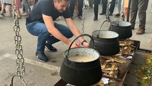 УЖИВАЊЕ ЗА СВА ЧУЛА: Сомборски котлић окупио велики број посетилаца УЖИВАЊЕ ЗА СВА ЧУЛА: Сомборски котлић окупио велики број посетилаца