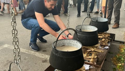 UŽIVANJE ZA SVA ČULA: Somborski kotlić okupio veliki broj posetilaca UŽIVANJE ZA SVA ČULA: Somborski kotlić okupio veliki broj posetilaca