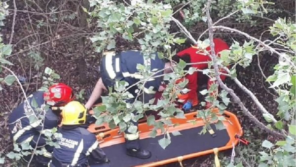 ДРАМА У УЖИЦУ: Младић пао између бетонских боксова, уследила брза реакција ватрогасаца ДРАМА У УЖИЦУ: Младић пао између бетонских боксова, уследила брза реакција ватрогасаца