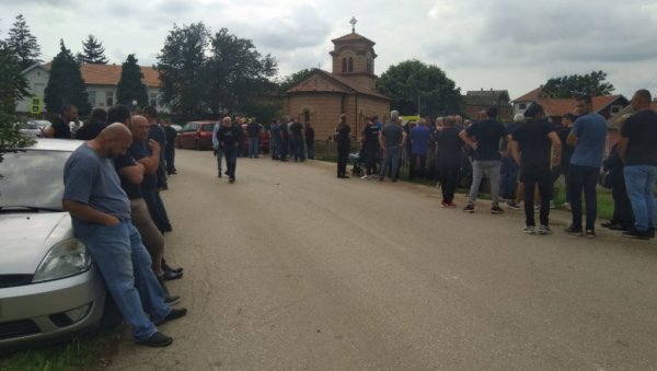 ДАНАС САХРАНА ДЕВЕТЕ ЖРТВЕ ПУЦЊАВЕ У МАЛОМ ОРАШЈУ: Стотине људи се окупило да испрати Петра ДАНАС САХРАНА ДЕВЕТЕ ЖРТВЕ ПУЦЊАВЕ У МАЛОМ ОРАШЈУ: Стотине људи се окупило да испрати Петра