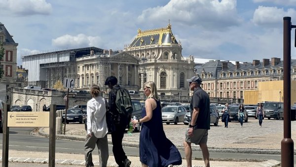 МЛАДЕ МУСЛИМАНКЕ СЛАЛИ НА ПРЕСВЛАЧЕЊЕ: Повратак у школске клупе малих Француза обележила нова одевна мера